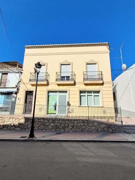 Casa reformada con azotea panorámica en el centro de Pizarra (Málaga)